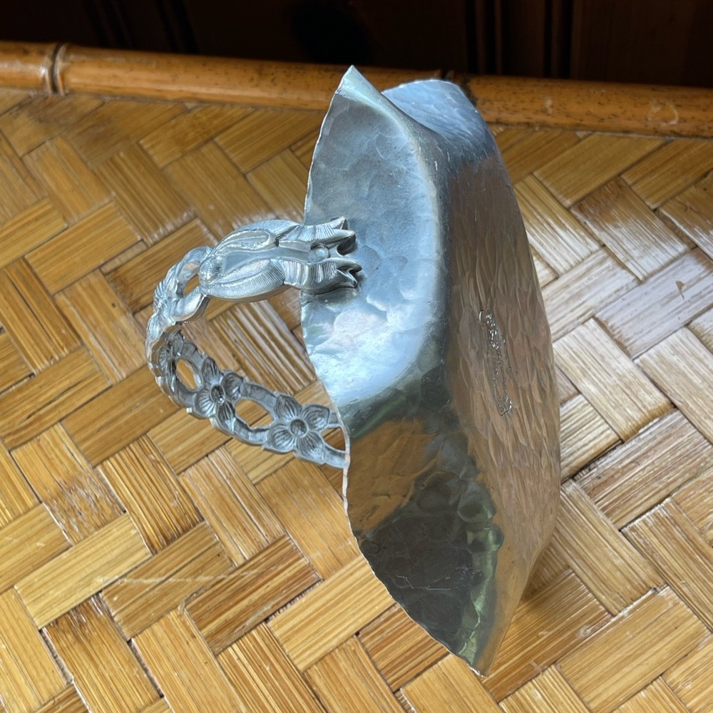 Vintage Rodney Kent handwrought creations aluminum basket w/tulips hammered - Picture 5 of 9